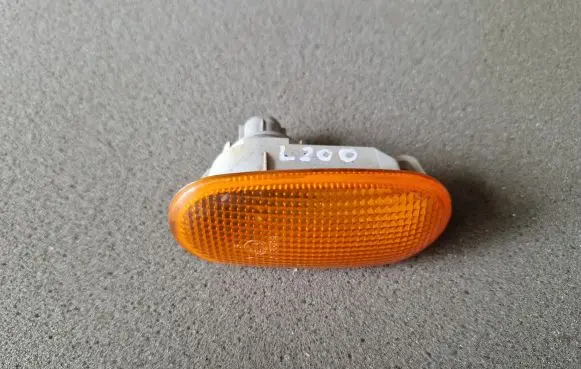 Mitsubishi L200 Front fender indicator light
