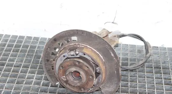 Volkswagen Touareg I Rear wheel hub
