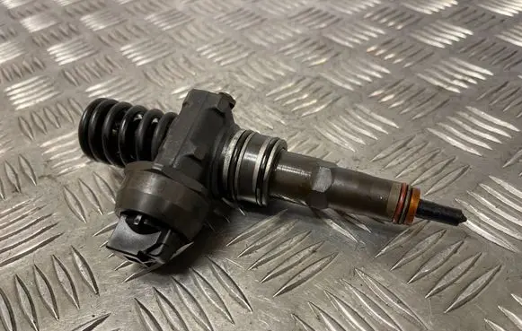 Volkswagen Golf Plus Fuel injector 038130073BQ 0414720312