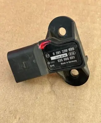 Volkswagen Golf V Air pressure sensor 03C906051 21043DR6 0261230095