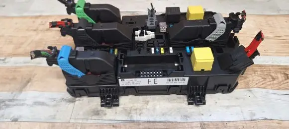 Opel Zafira B Fuse module 13206757