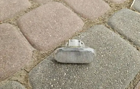 Opel Vivaro Front fender indicator light 261658184R
