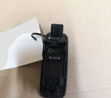 Nissan Primera Electric window control switch 25411AV600 C8DD705N