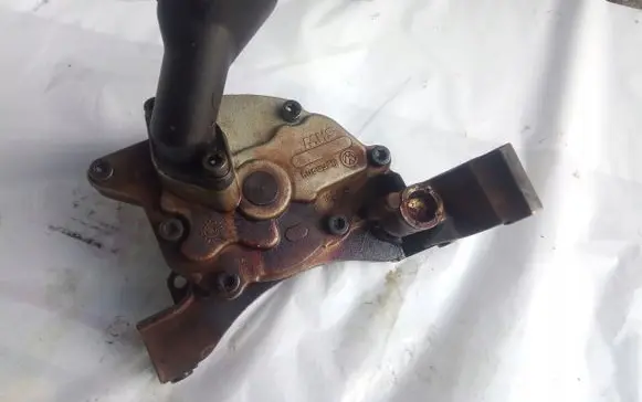 Volkswagen PASSAT B6 Oil pump 03C105N