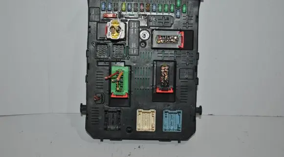 Peugeot 407 Fuse module 281197595