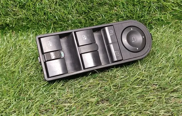Opel Zafira B Electric window control switch 13228699