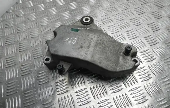 Mercedes-Benz CLA C117 X117 W117 Engine mounting bracket A2702230002 VD11070