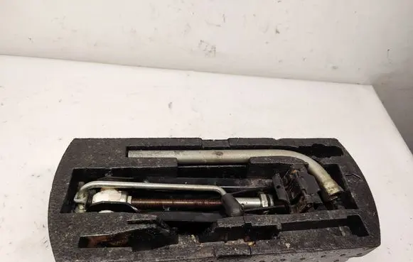 Volkswagen Golf VI Tool set 1J0012115AF