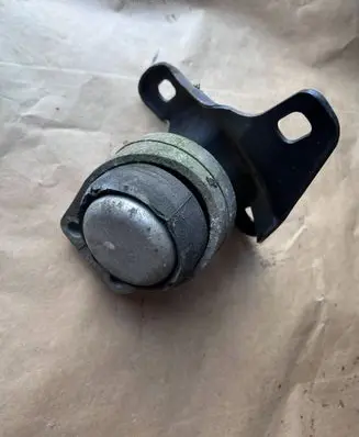 Ford Mondeo Mk III Engine mount bracket