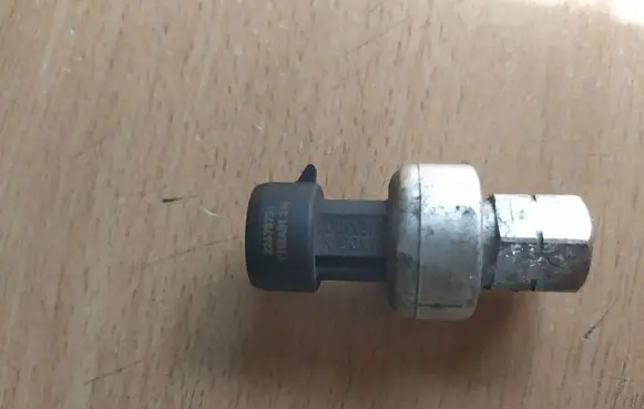 Opel Insignia A Air conditioning (A/C) pressure sensor 22678731 9113A013M