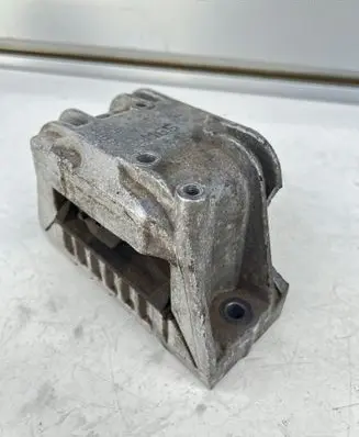 Volkswagen PASSAT B6 Engine mount bracket 1K0199262M
