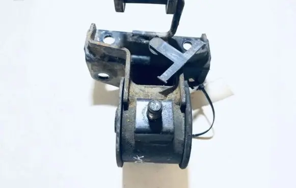 Mazda MPV Engine mount bracket