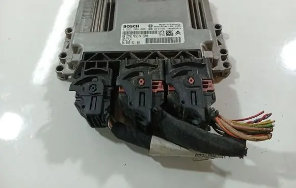 Peugeot 207 Engine control unit/module 0261S04009