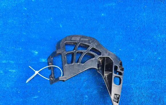 BMW 5 G30 G31 G38 Front bumper mounting bracket 7385347