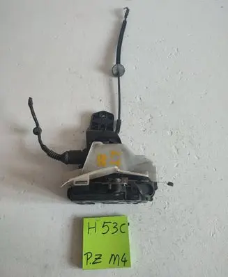 Volkswagen PASSAT B5 Rear door lock 9233038