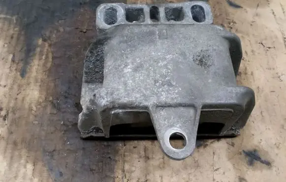 Skoda Octavia Mk1 (1U) Gearbox mount 1J0199555