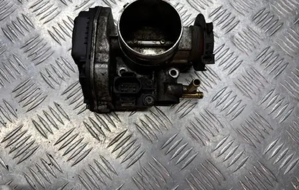 Volkswagen Golf IV Throttle valve 06A133064J