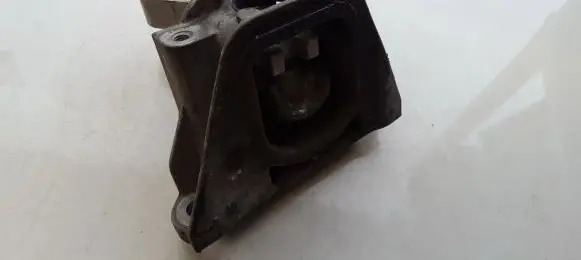 Honda Civic Engine mount bracket