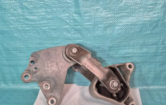 Mercedes-Benz B W246 W242 Engine mounting bracket A2462401109