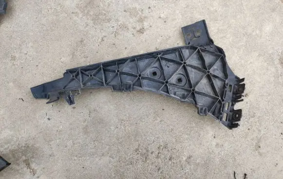 Audi Q7 4L Fender mounting bracket 4L0807283B