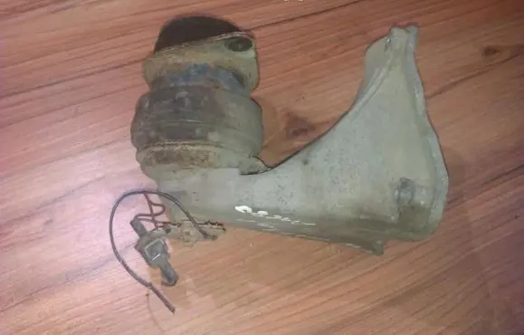 Volkswagen Golf III Engine mount bracket 1h0199621