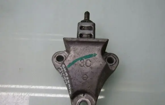 Nissan Micra Gearbox mounting bracket