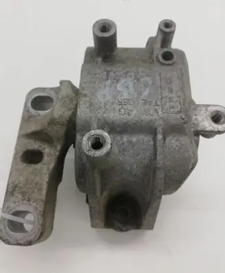 Volkswagen PASSAT B6 Engine mount bracket 1K0199262