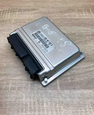 Volkswagen PASSAT B5 Engine control unit/module ECU 8D0907558B 0261204774