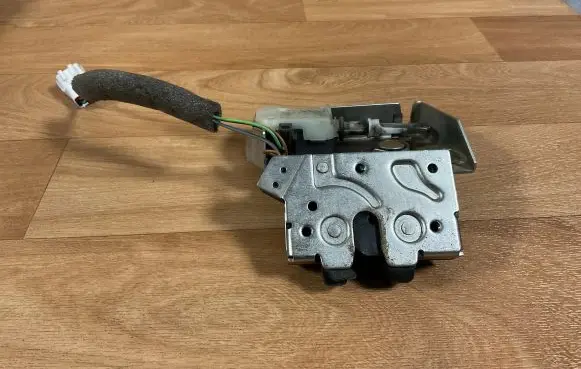 Ford Mondeo Mk III Tailgate/trunk/boot lock/catch/latch F00P2E0401 754669