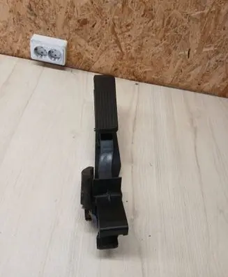 Accelerator throttle pedal