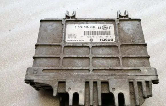 Volkswagen Golf III Engine control unit/module 032906026D 26SA3653 0261203314