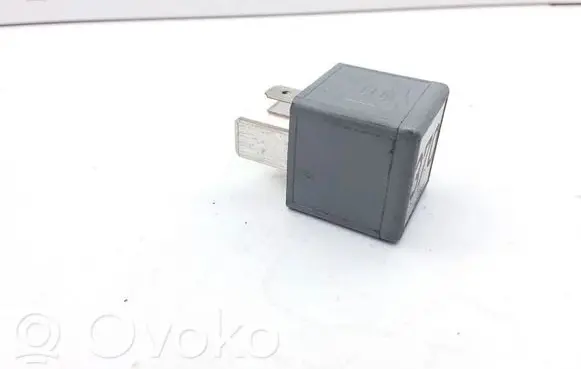 Volkswagen PASSAT B5 Other relay 8D0951253 V23134J52X300