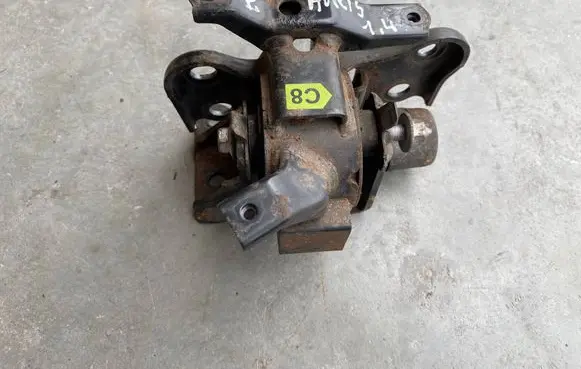 Toyota Auris E180 Engine mounting bracket