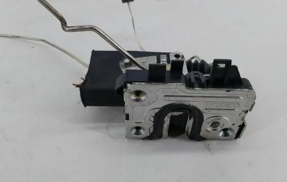 Dacia Sandero Front door lock 8200735225