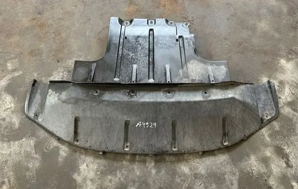 Audi Q7 4L Engine splash shield/under tray 7L8825285