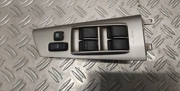 Toyota Corolla E120 E130 Electric window control switch 8482002100