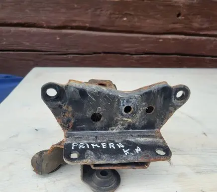 Engine mount bracket