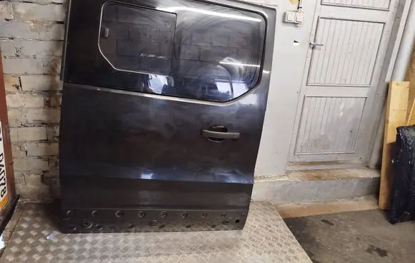 Opel Vivaro Side sliding door 828645087R 93454884