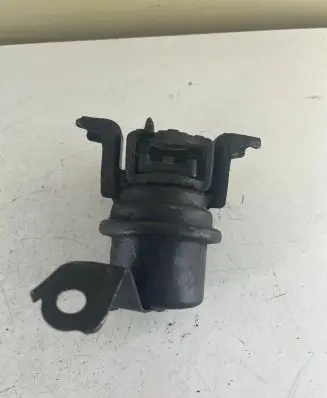 Toyota RAV 4 (XA20) Engine mount bracket