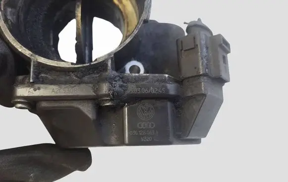 Volkswagen Golf V Throttle valve 03G128063A
