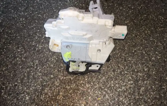 Audi A6 S6 C6 4F Front door lock 4F2837016B