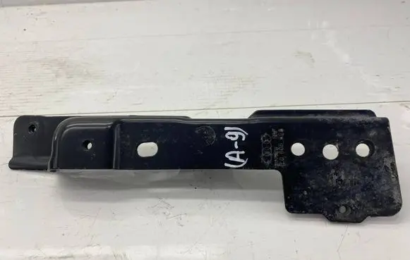 Audi Q7 4L Fender mounting bracket 4L0805698