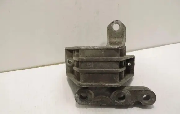 Opel Vectra C Engine mounting bracket V04656