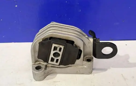 Volvo S60 Engine mount bracket 30776354
