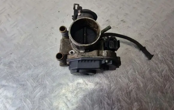 Audi A4 S4 B5 8D Throttle valve 058133063H