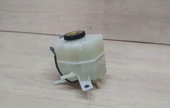 Toyota RAV 4 (XA40) Engine mount vacuum valve 