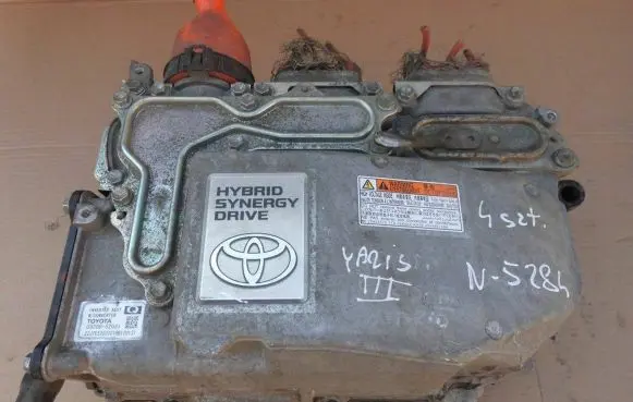 Toyota Yaris Voltage converter inverter G920052031
