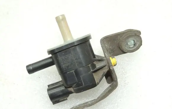 Toyota Avensis T270 Valve vacuum 9091012276 90910TC001