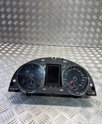 Volkswagen PASSAT B6 Speedometer (instrument cluster) 3C0920871