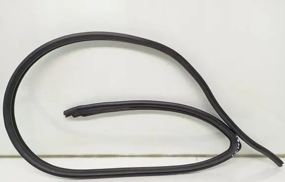 Suzuki Grand Vitara II Front door rubber seal 